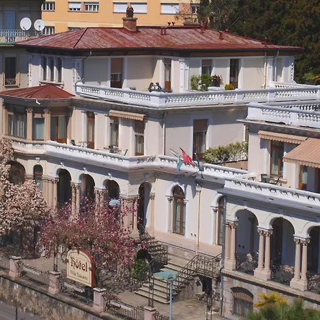 Toscane Отель Монтрё